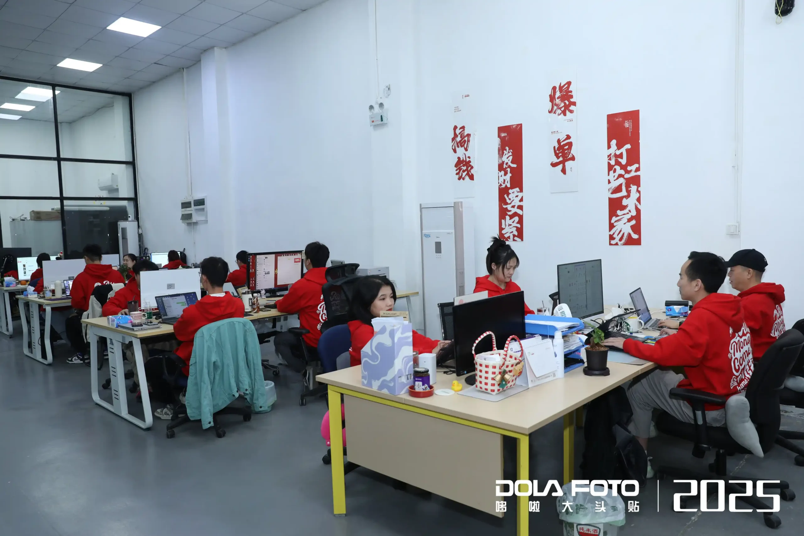 Corporate-Sales-Office-Collaboration-With-DOLA-FOTO-B2B-Enterprise-Photo-Booth-Solutions-Driving-Business-Engagement-And-Customer-Interaction-scaled.webp