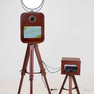 DOLA-FOTO-Wooden-Retro-Portable-Photo-Booth-Main-Front-View-Showcasing-Eco-Friendly-Wooden-Case-Vintage-Design-And-Compact-Portability-For-B2B-Events-scaled.webp
